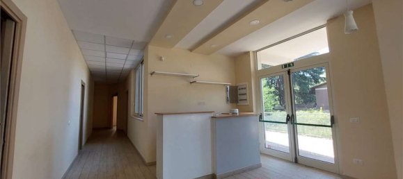 260m² Commercial property in Frosinone, Italy No. 29214 3
