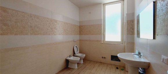 260m² Commercial property in Frosinone, Italy No. 29214 11