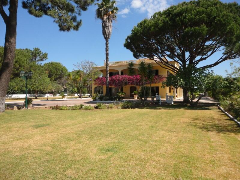 7 bedrooms Villa in Quarteira, Portugal No. 114442