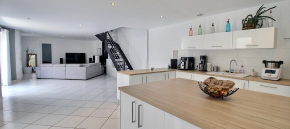 4 bedrooms Villa in Epernon, France No. 76770 11