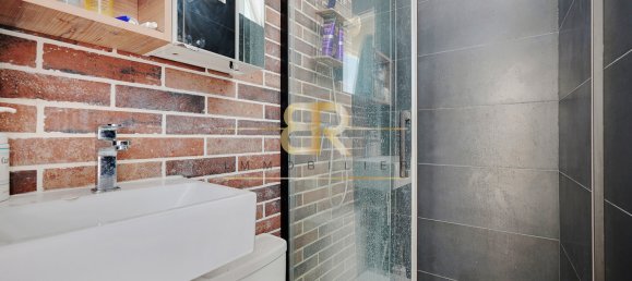 Studio in Paris, France No. 187018 9