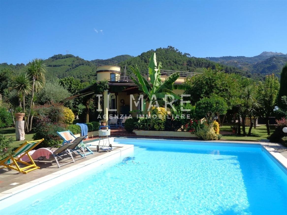 5 bedrooms Villa in Massa, Italy No. 237315
