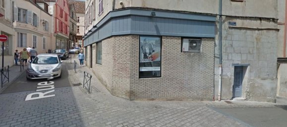 225m² Commercial property in Auxerre, France No. 359632 5