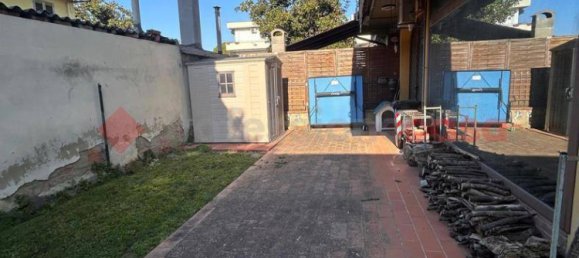 5 rooms Villa in Campi Bisenzio, Italy No. 13008 4