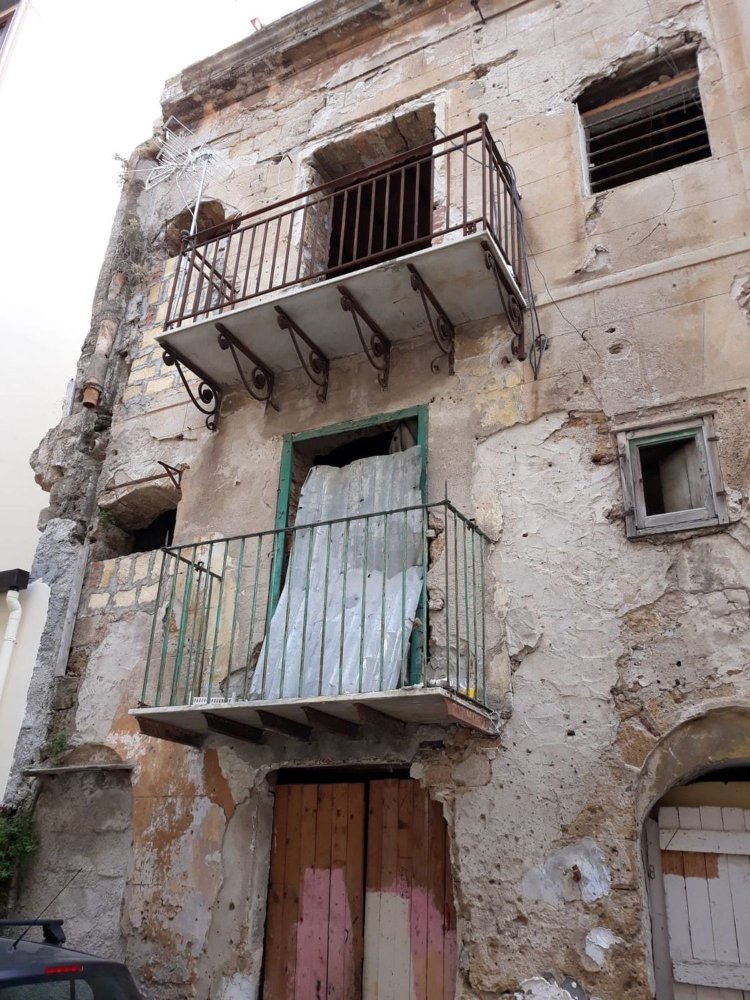 Edificio en Palermo, Italy 250 m² No. 175999