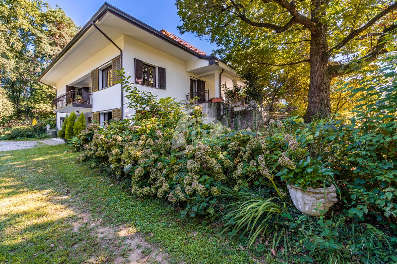 8 rooms Villa in Cadrezzate con Osmate, Italy No. 66426