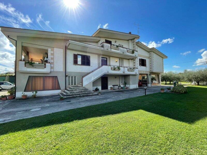 Вилла с 4 спальнями в Сора, Италия № 56364