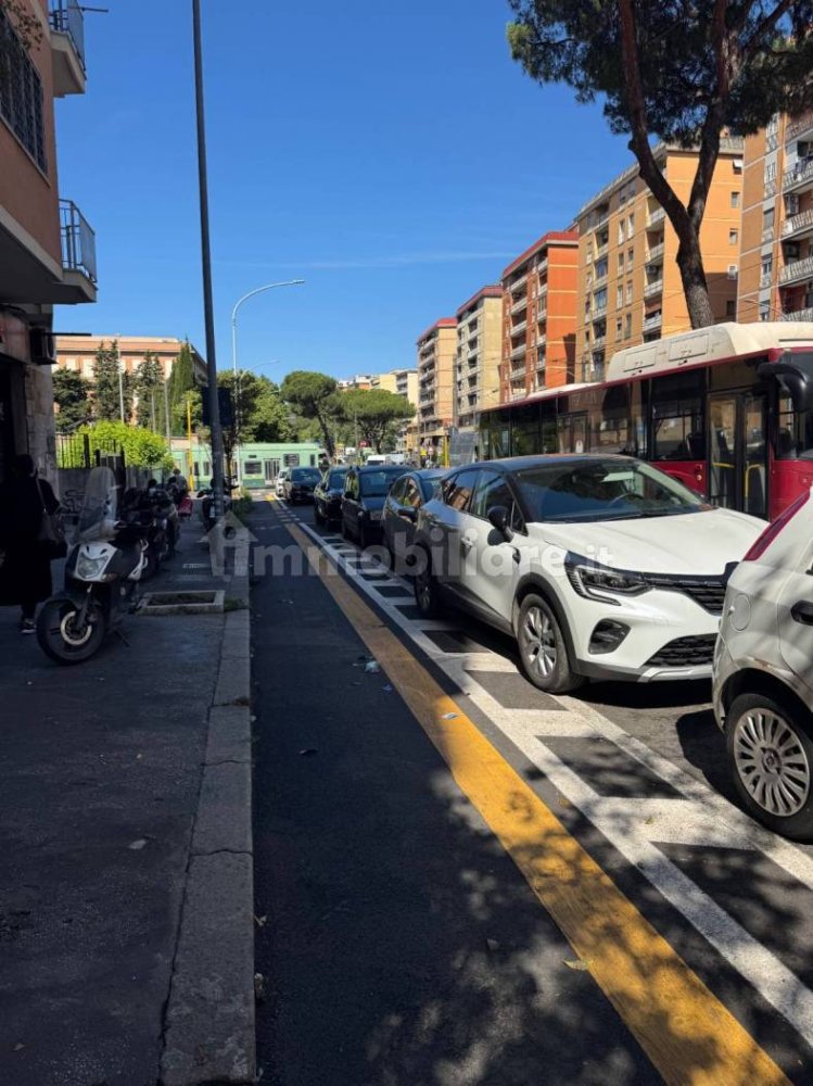 Коммерческая недвижимость с 1 комнатой в Рим, Италия № 319595