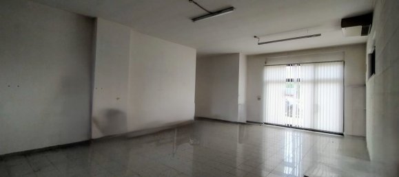 154m² Commercial property in San Giovanni Teatino, Italy No. 169138 7