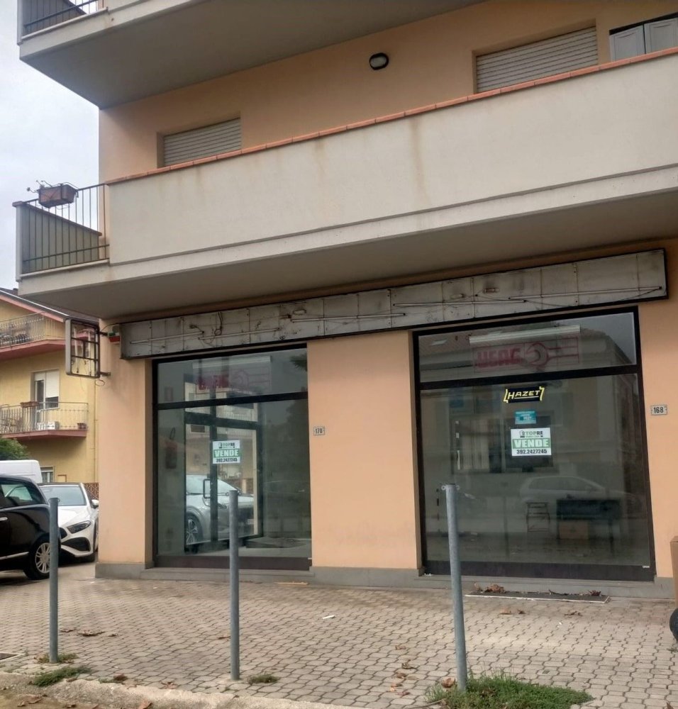 154m² Commercial property in San Giovanni Teatino, Italy No. 169138