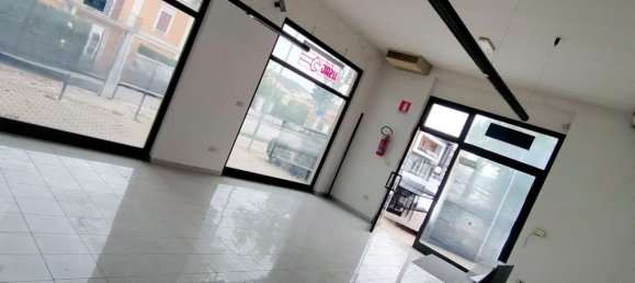 154m² Commercial property in San Giovanni Teatino, Italy No. 169138 3