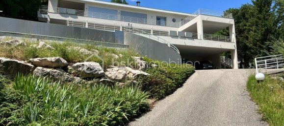 5 bedrooms Villa in Veurey-Voroize, France No. 197977 3