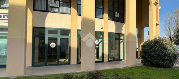 200m² Commercial property in Lugo, Italy No. 20460 3