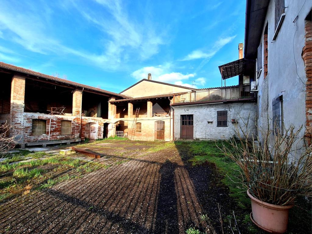 5 bedrooms House in Isola Dovarese, Italy No. 212860