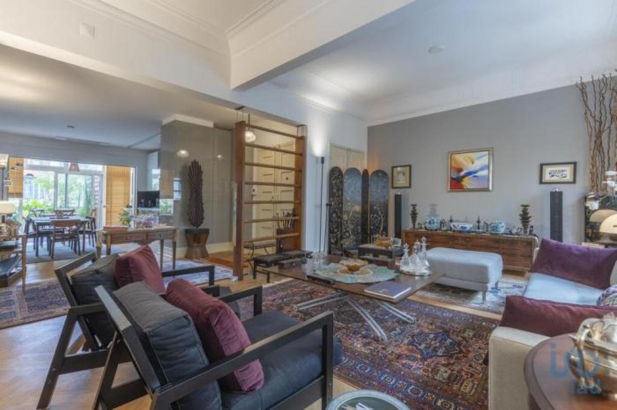 3 bedrooms Apartment in Lisbon, Portugal No. 5777