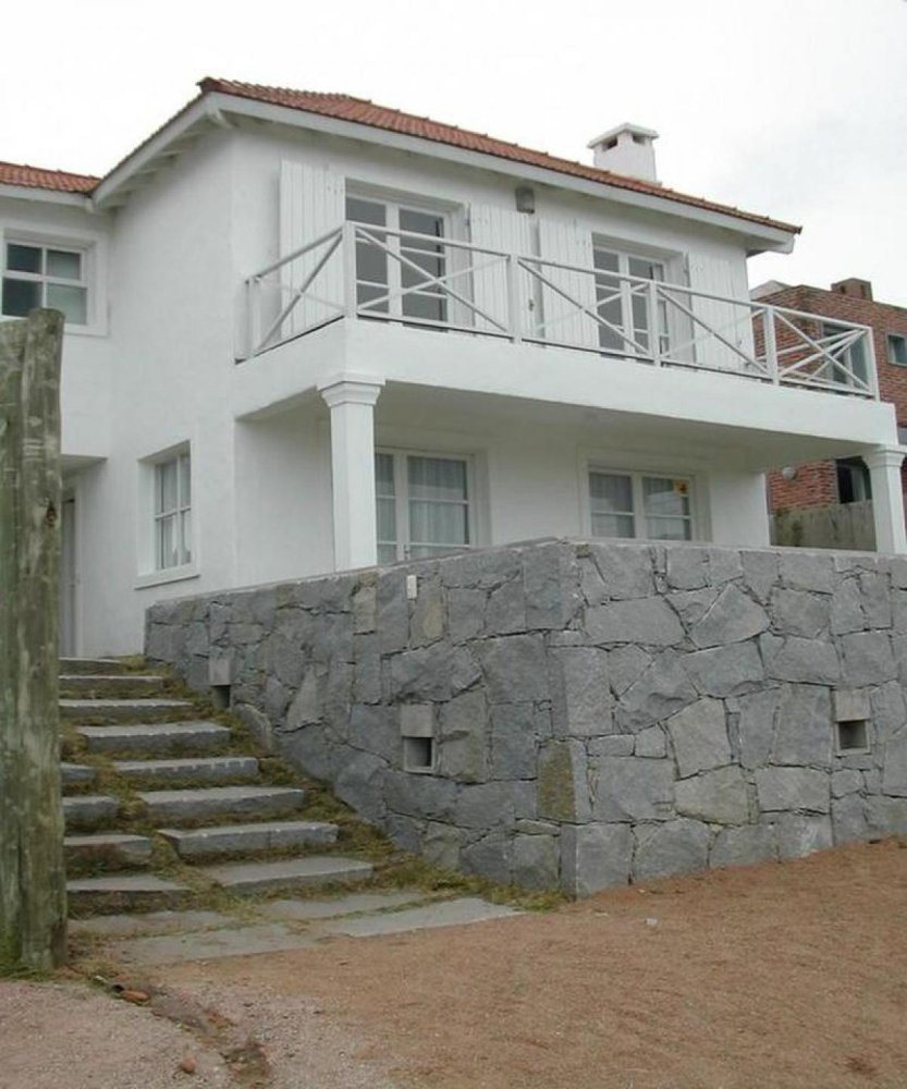 Casa de 4 dormitorios en Maldonado, Uruguay No. 7732