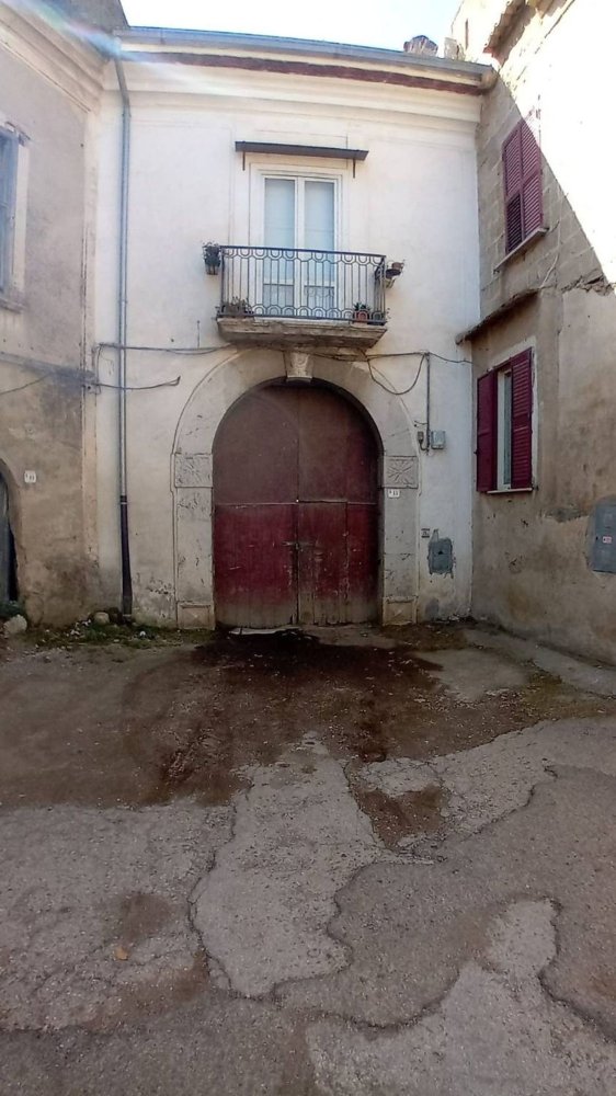 6 rooms House in Airola, Italy No. 262978
