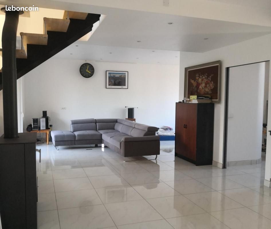 Casa de 4 dormitorios en Vineuil, France No. 226049