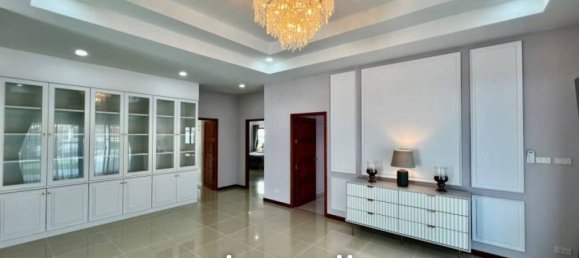 4 bedrooms Villa in Pattaya, Thailand No. 25592 3