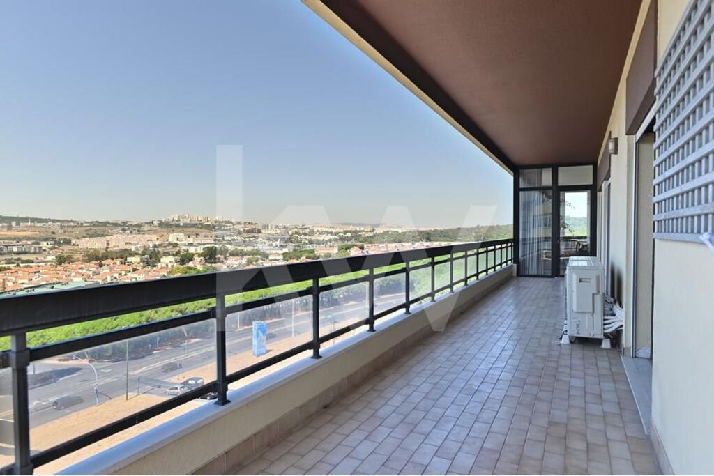 4 bedrooms Apartment in Lisbon, Portugal No. 85592