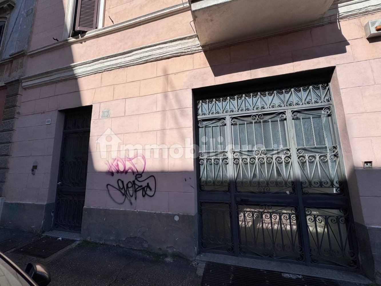 Коммерческая недвижимость с 4 комнатами в Рим, Италия № 152872