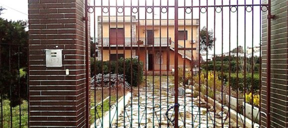 Дом с 4 комнатами в Лечче, Италия № 200432 17