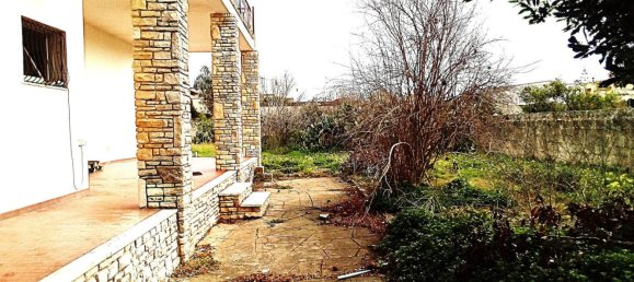 Дом с 4 комнатами в Лечче, Италия № 200432 3