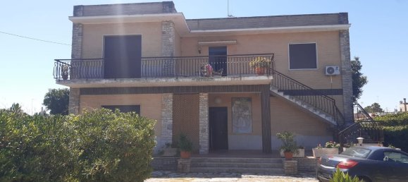 Дом с 4 комнатами в Лечче, Италия № 200432 23