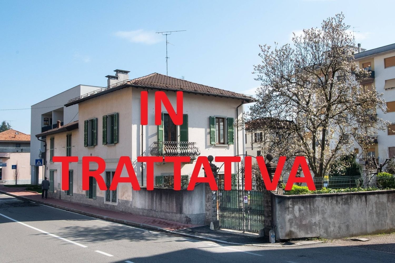 Villa de 5 dormitorios en Gazzada Schianno, Italy No. 393430