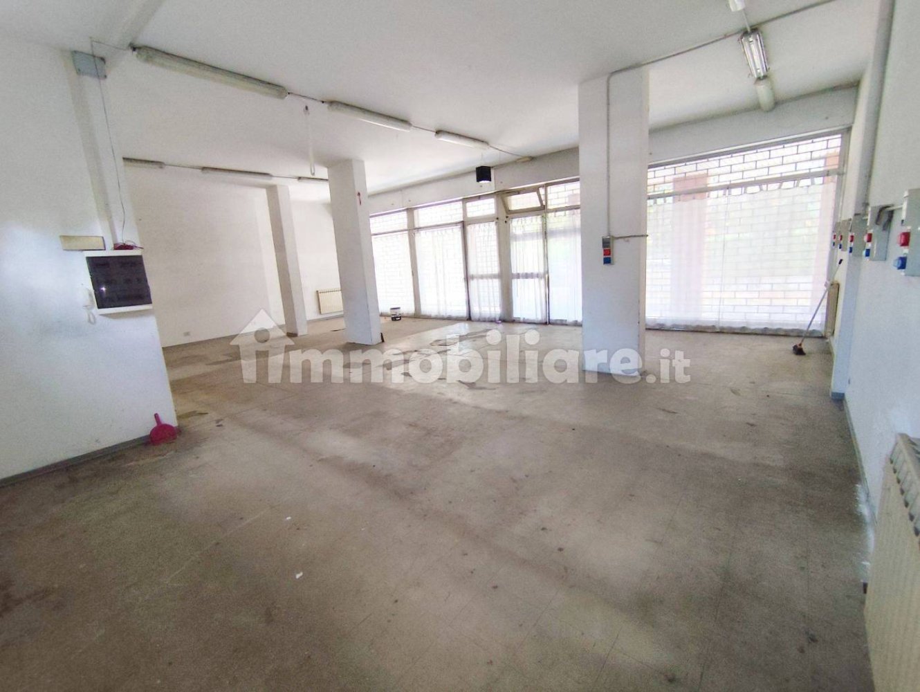 2-salle Propriété commerciale à Seregno, Italy No. 285766