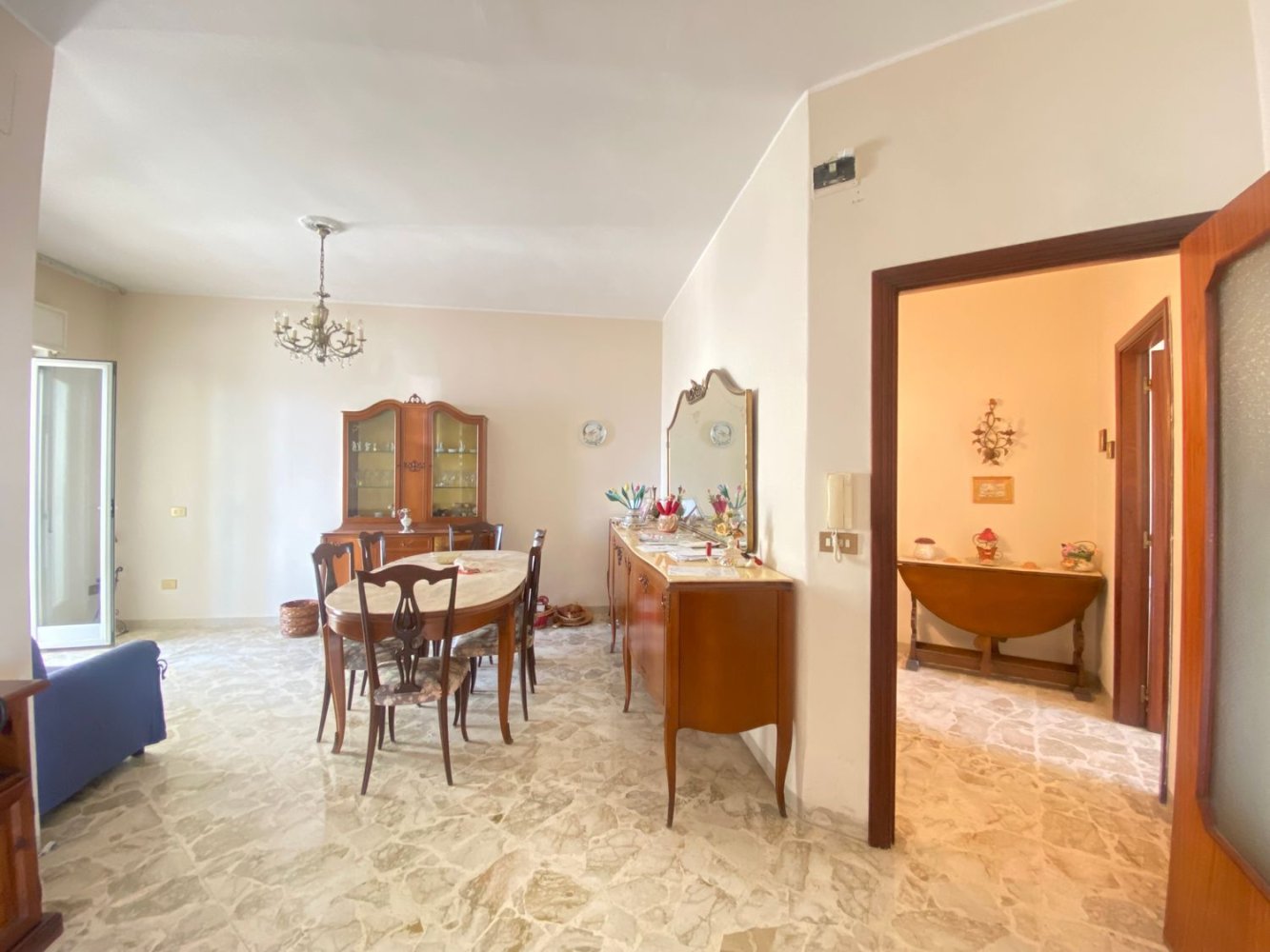 4 rooms Apartment in Bari, Italy No. 276628
