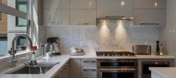 3 bedrooms House in British Columbia, Canada No. 229 10