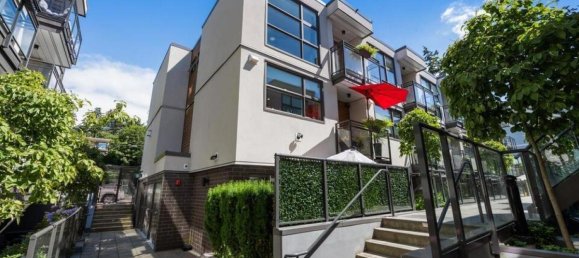 3 bedrooms House in British Columbia, Canada No. 229 2