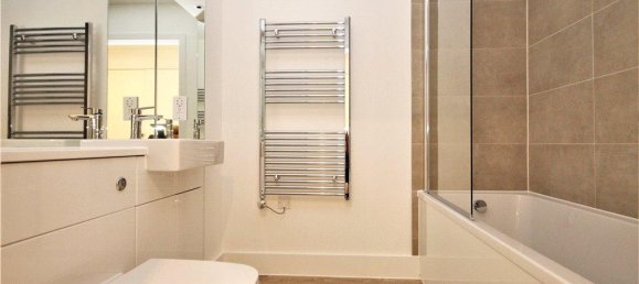 2 Schlafzimmer Wohnung in Surrey, United Kingdom, Nr. 8573 6