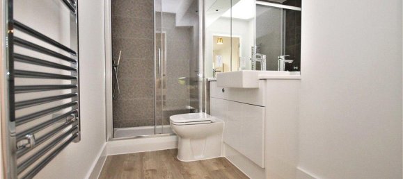 2 Schlafzimmer Wohnung in Surrey, United Kingdom, Nr. 8573 10