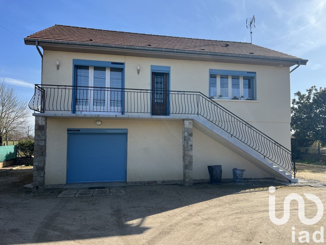 4 bedrooms House in Chassenard, France No. 201105