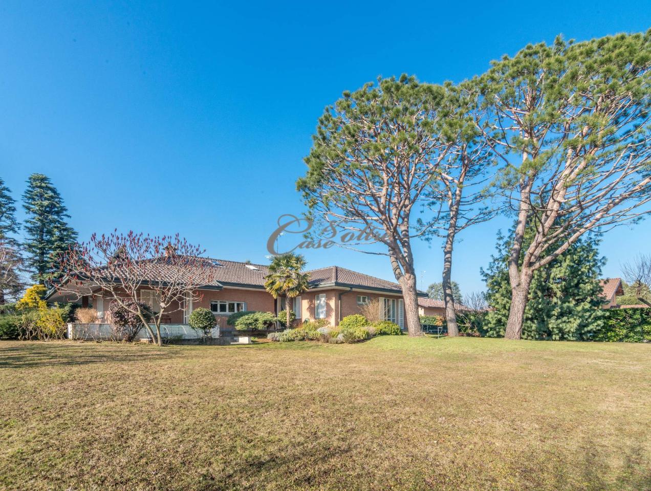 15 rooms Villa in Fenegrò, Italy No. 157556