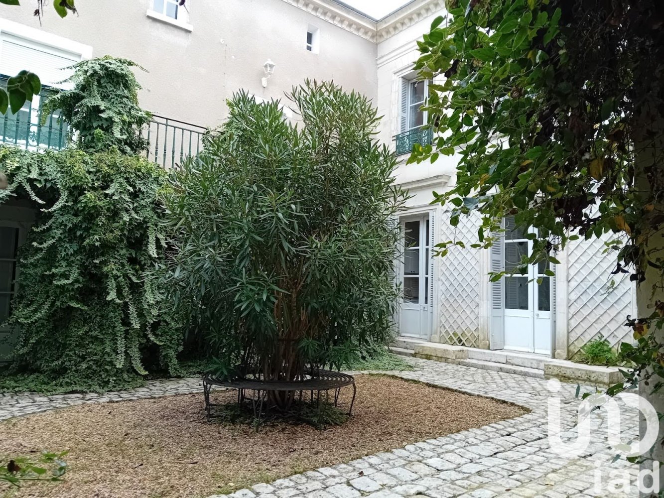 377m² Building in Saint-Aignan, France No. 160007