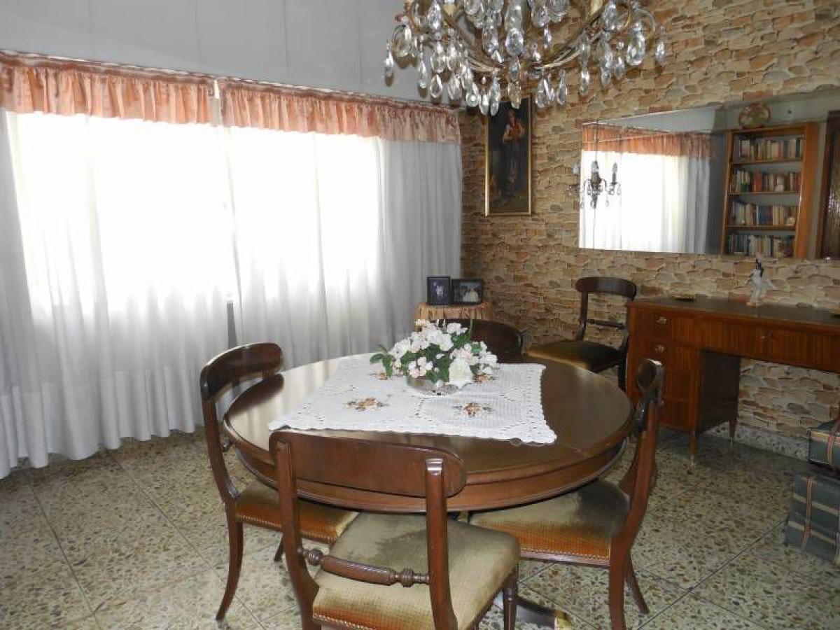 Casa de 4 dormitorios en Buenos Aires, Argentina No. 89330