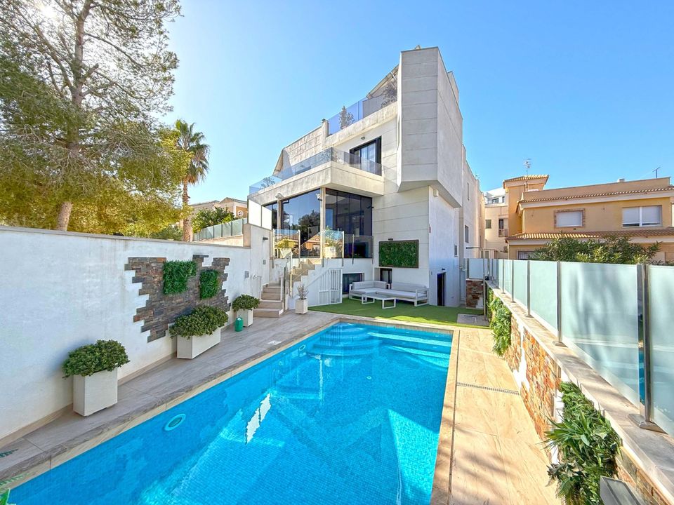 3 bedrooms Villa in Alicante, Spain No. 223028