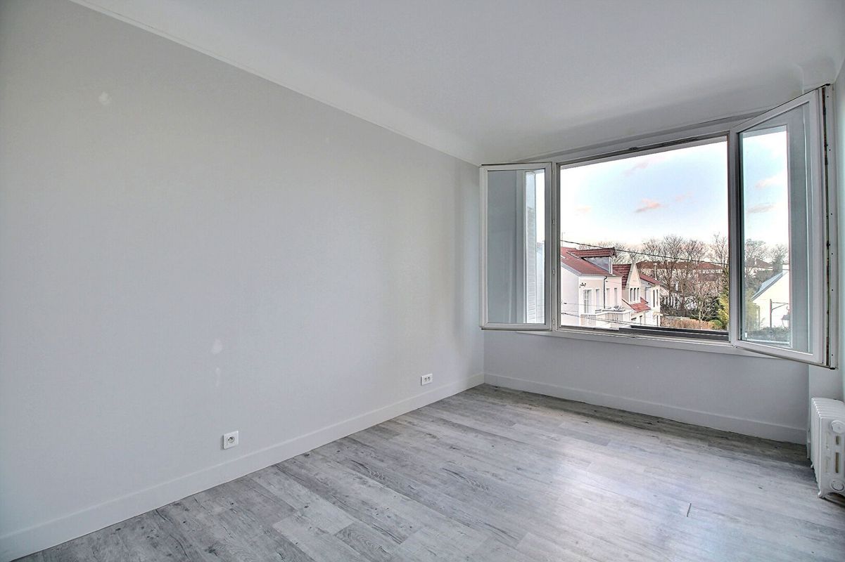 1 bedroom Apartment in Colombes, France No. 140412