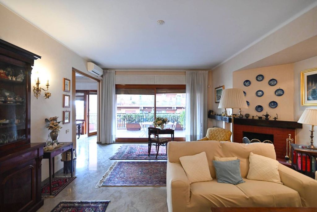 4 bedrooms Apartment in Rome, Italy No. 289430