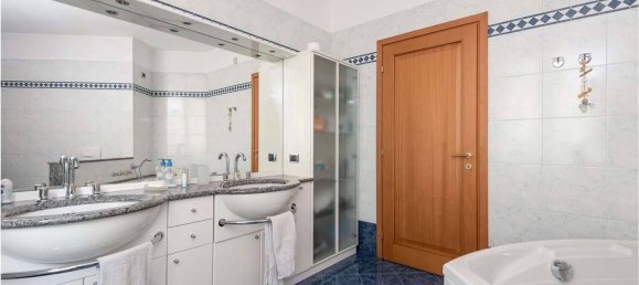 Вилла с 9 спальнями в Калольциокорте, Италия № 263571 32