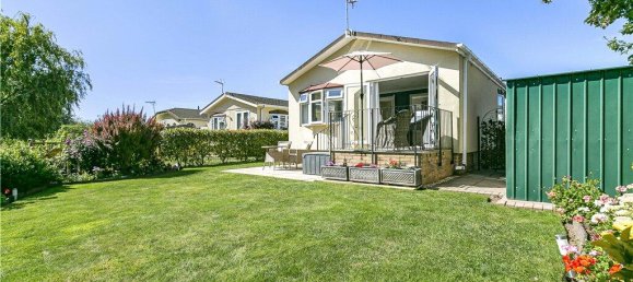 2 bedrooms Bungalow in Chertsey, United Kingdom No. 8586 17