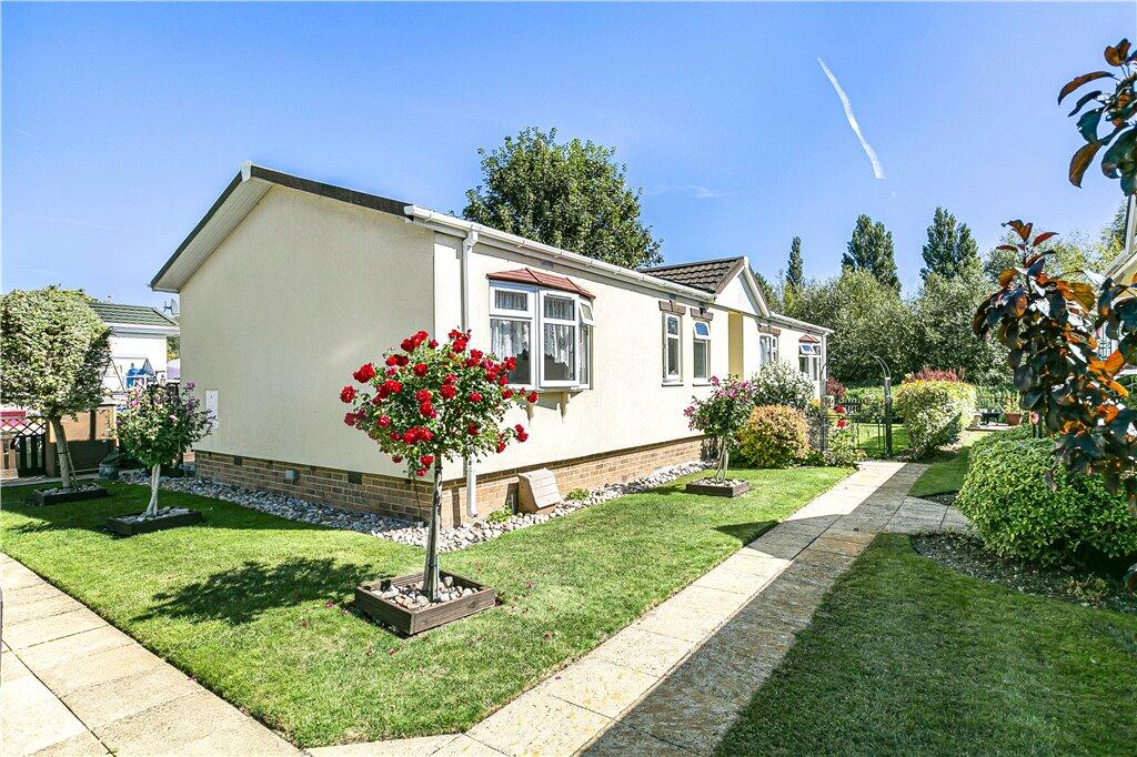 2 bedrooms Bungalow in Chertsey, United Kingdom No. 8586