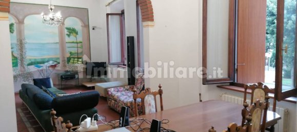 Квартира с 3 спальнями в Ареццо, Италия № 259454 2