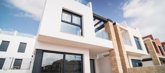 Villa de 4 dormitorios en Punta Prima, Spain No. 288258 3