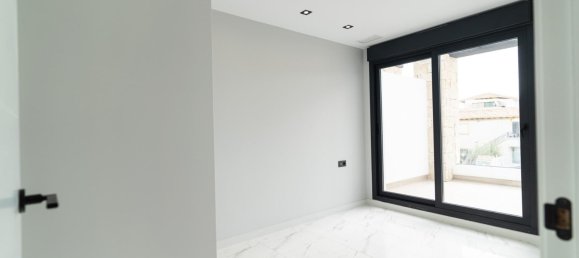 Villa de 4 dormitorios en Punta Prima, Spain No. 288258 25