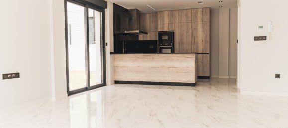 Villa de 4 dormitorios en Punta Prima, Spain No. 288258 8