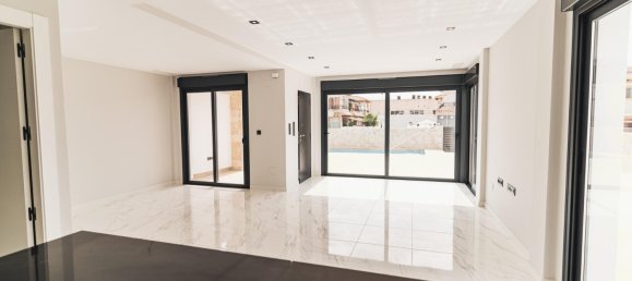 Villa de 4 dormitorios en Punta Prima, Spain No. 288258 10